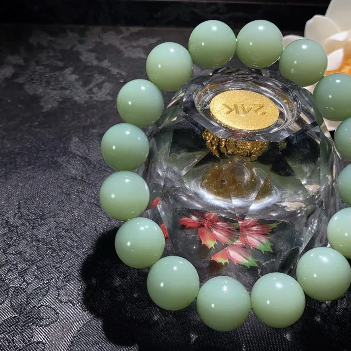 收藏级！和田玉瓷白俄罗斯碧玉手串 单颗尺寸13重克 玉质细腻油润。无裂无杂无结构 手推出油。佩戴高端