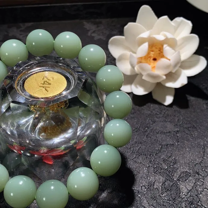 收藏级！和田玉瓷白俄罗斯碧玉手串 单颗尺寸13重克 玉质细腻油润。无裂无杂无结构 手推出油。佩戴高端典雅。lt260205