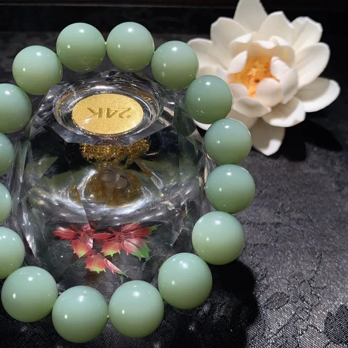 收藏级！和田玉瓷白俄罗斯碧玉手串 单颗尺寸13重克 玉质细腻油润。无裂无杂无结构 手推出油。佩戴高端典雅。lt260205