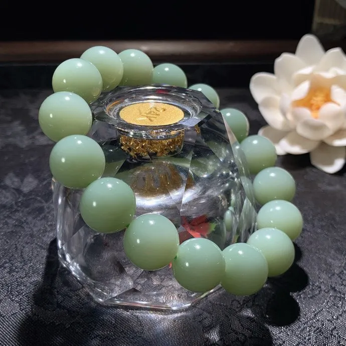 收藏级！和田玉瓷白俄罗斯碧玉手串 单颗尺寸13重克 玉质细腻油润。无裂无杂无结构 手推出油。佩戴高端典雅。lt260205