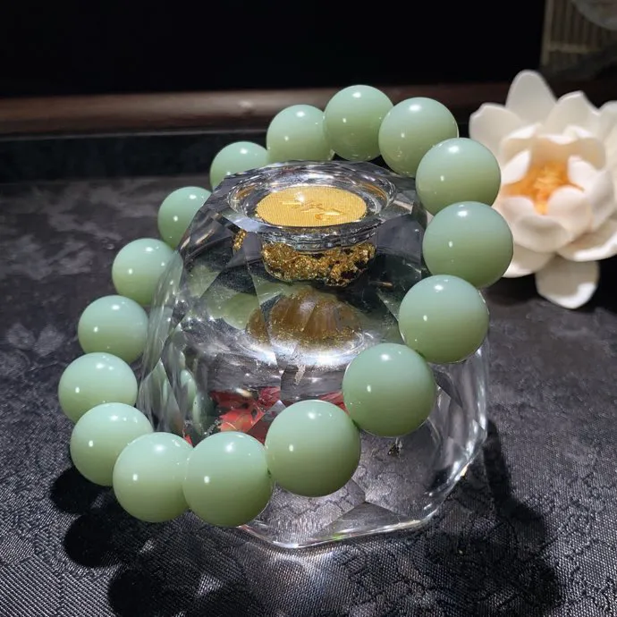 收藏级！和田玉瓷白俄罗斯碧玉手串 单颗尺寸13重克 玉质细腻油润。无裂无杂无结构 手推出油。佩戴高端典雅。lt260205