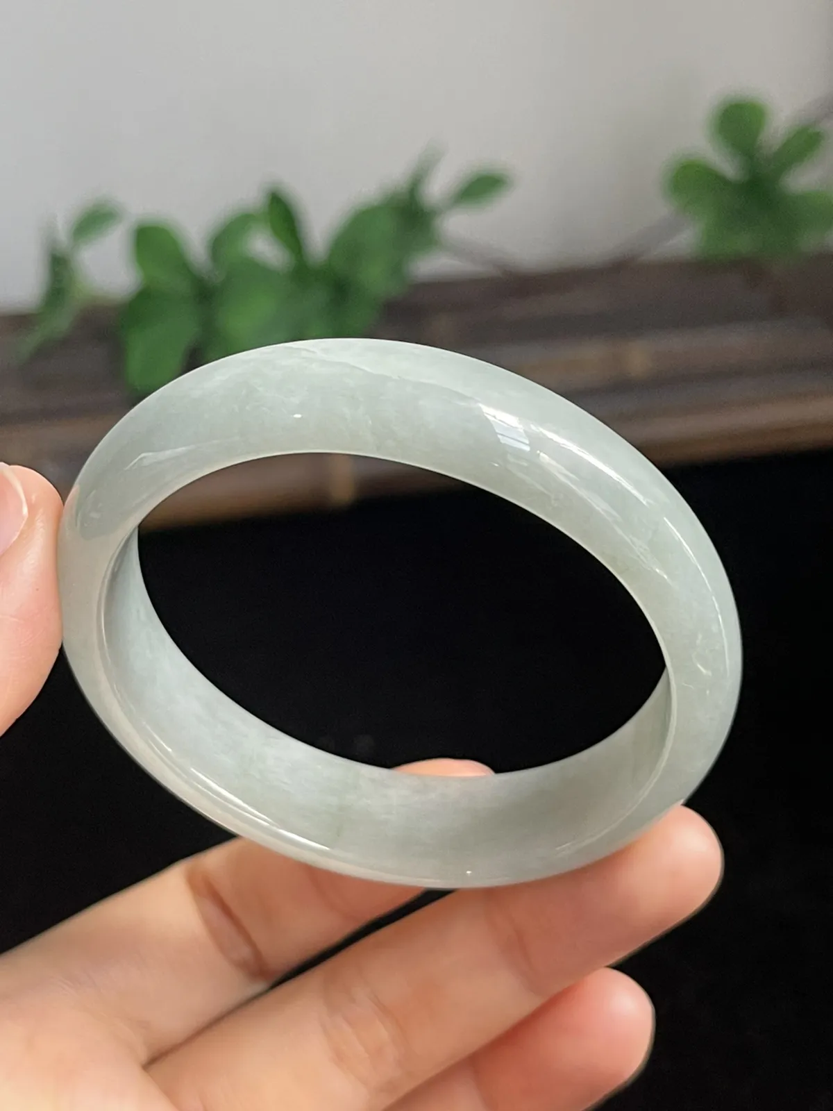 贵妃镯53圈口，翡翠糯化种飘绿手镯