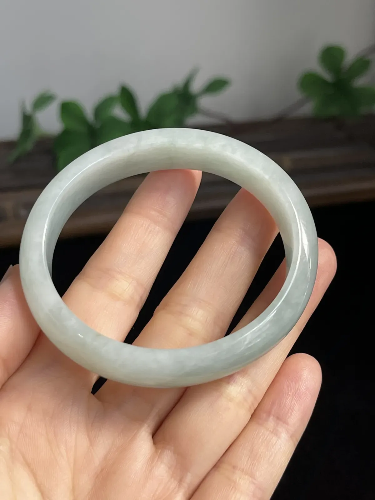 贵妃镯53圈口，翡翠糯化种飘绿手镯