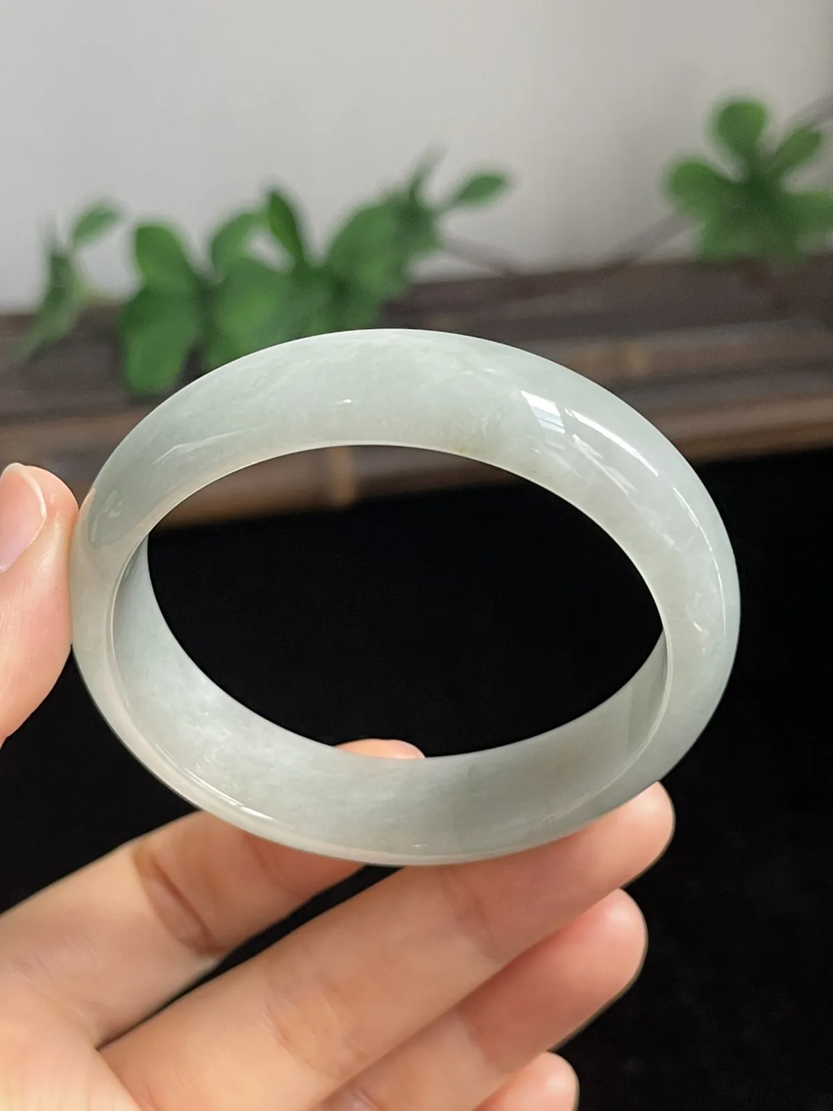 贵妃镯53圈口，翡翠糯化种飘绿手镯