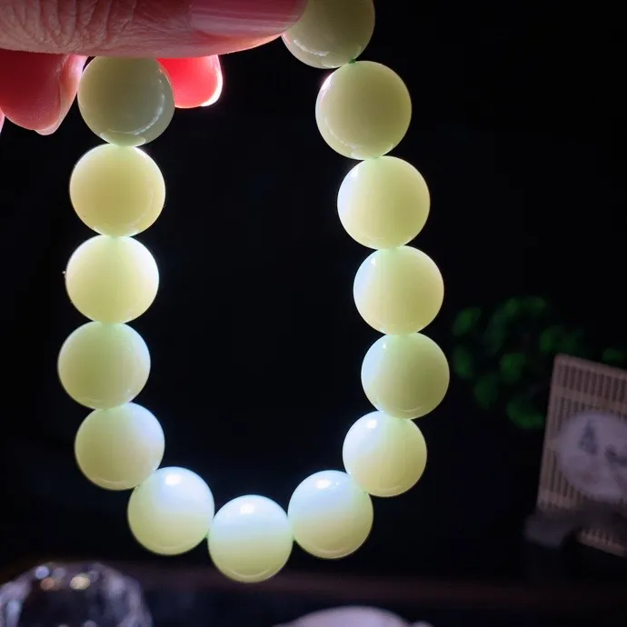 收藏级！和田玉瓷白俄罗斯碧玉手串 单颗尺寸13重克 玉质细腻油润。无裂无杂无结构 手推出油。佩戴高端典雅。lt260205