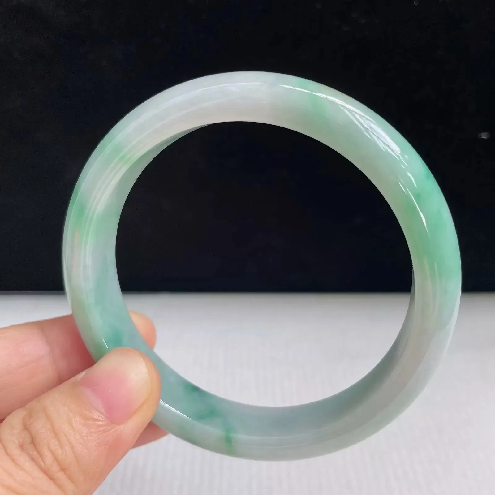 55mm自然光拍摄天然翡翠A货飘绿好种水正圈手镯 43.34克