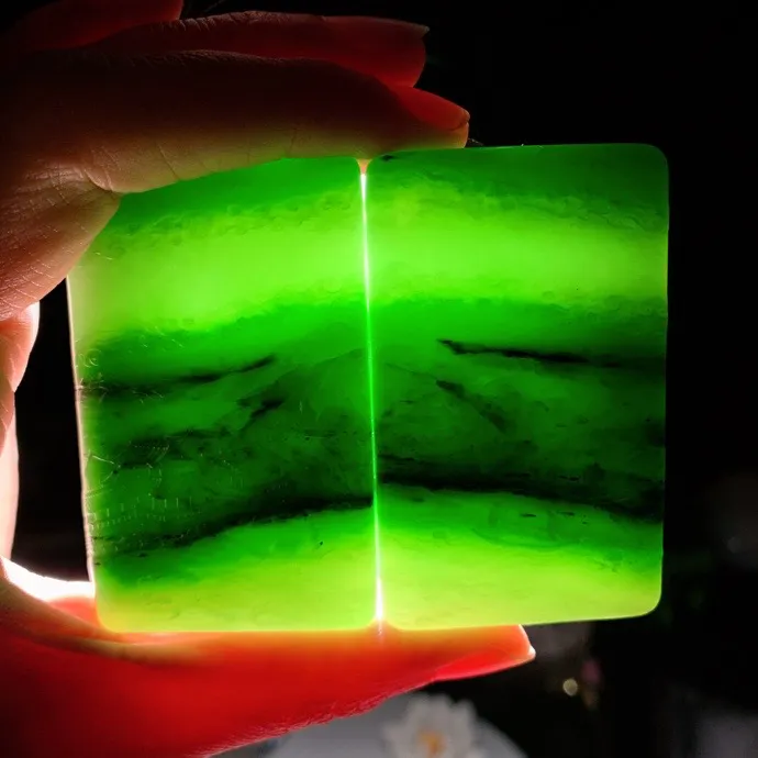 一个价！和田玉红皮料白加阳绿俄罗斯碧玉山水牌挂件。尺寸重克 玉质细腻油润 底色纯净 脂粉好，品质好。lt26209