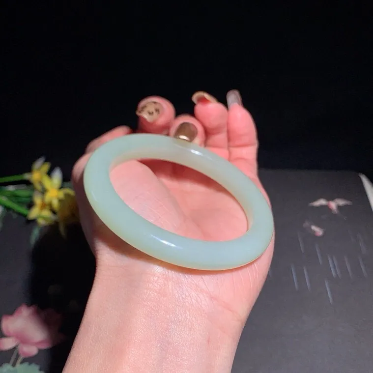 和田玉54.5圈口且末蓝手镯！玉质细腻油润 底色纯净 无裂无杂 脂粉好，品质高。