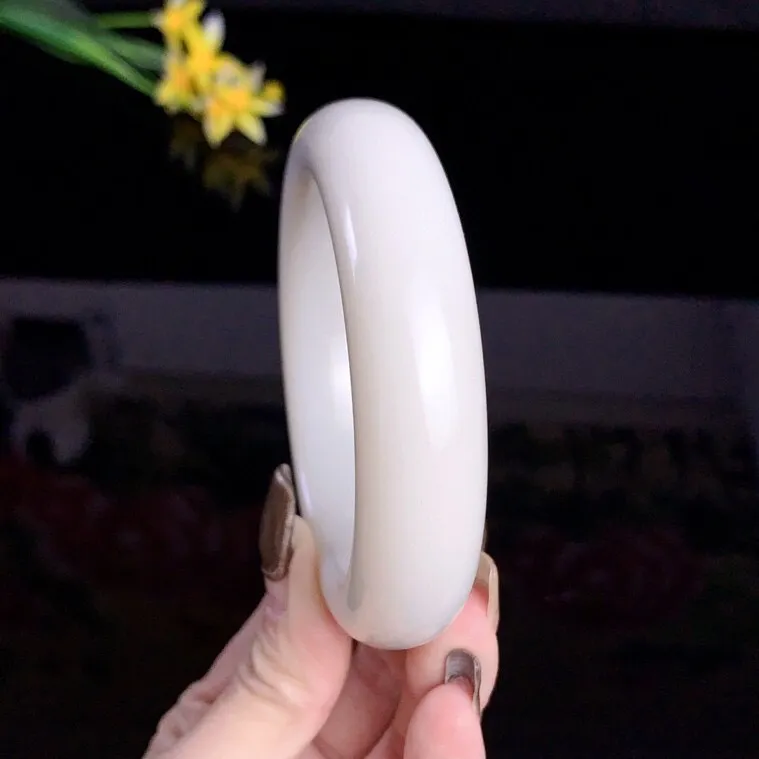 和田玉58.5圈口羊脂白宽条手镯！玉质细腻油润 底色纯净 无裂无黑 脂粉好，品质好！