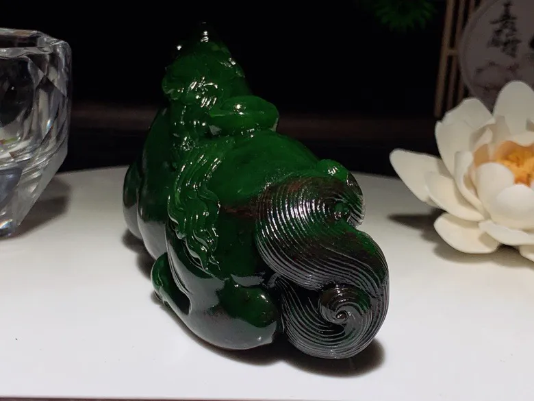 收藏级！和田玉菠菜绿俄罗斯红皮碧玉把件马上有钱挂件尺寸105/38/54重279克。玉质细腻油润。手推出油。品相大气。lt26209