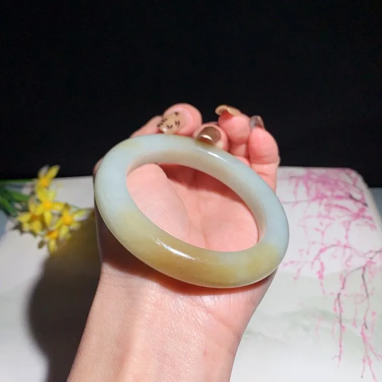 和田玉55圈口且末糖手镯！玉质细腻油润 底色纯净 无纹裂 脂粉好，品质高。