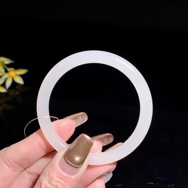 和田玉52圈口羊脂白圆条手镯！玉质细腻油润 底色纯净 无裂无杂 脂粉好，品质好！