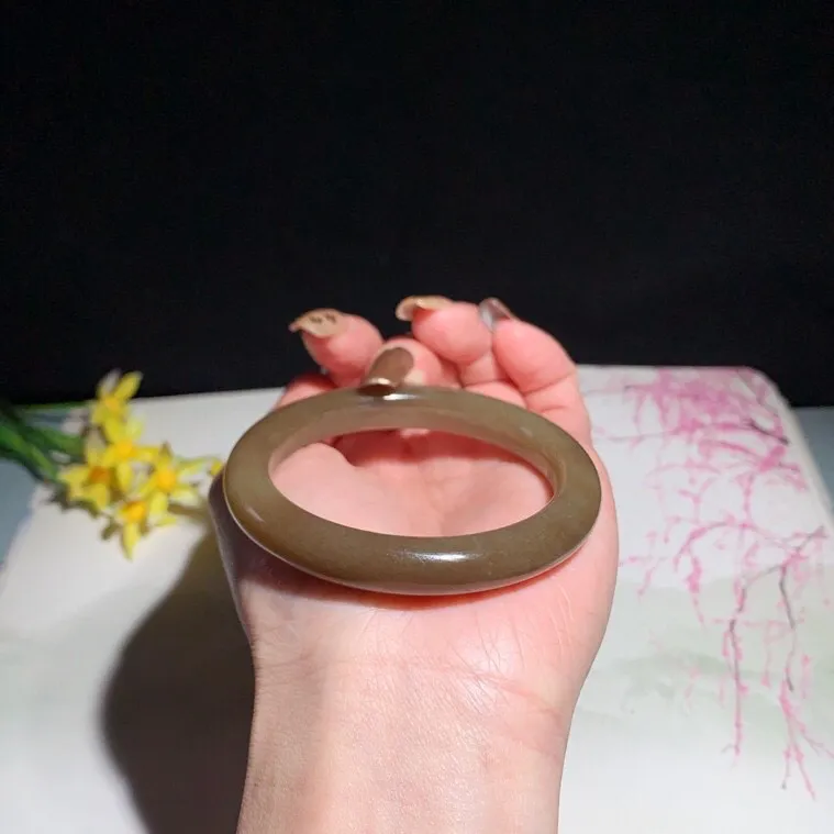 和田玉53圈口且末糖手镯！玉质细腻油润 底色纯净 无裂无杂 脂粉好，品质高。