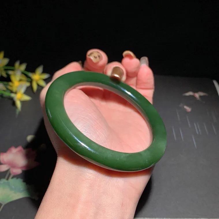 和田玉60圈口冰底菠菜绿猫眼圆条碧玉手镯！精品细料，玉质细腻油润 底色纯净 无裂无杂 脂粉好，品质高