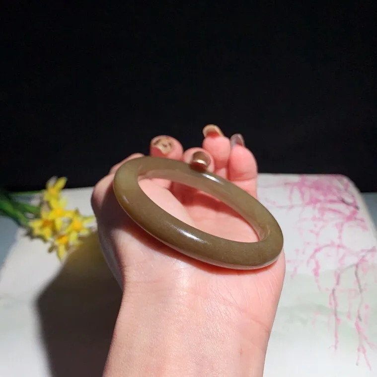 和田玉53圈口且末糖手镯！玉质细腻油润 底色纯净 无裂无杂 脂粉好，品质高。