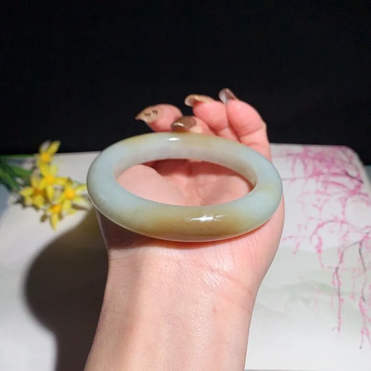 和田玉55圈口且末糖手镯！玉质细腻油润 底色纯净 无纹裂 脂粉好，品质高。