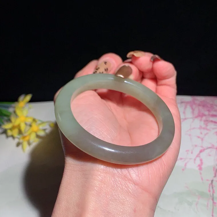 和田玉54圈口紫罗兰色手镯！玉质细腻油润 底色纯净 无裂无黑 脂粉好，品质高。