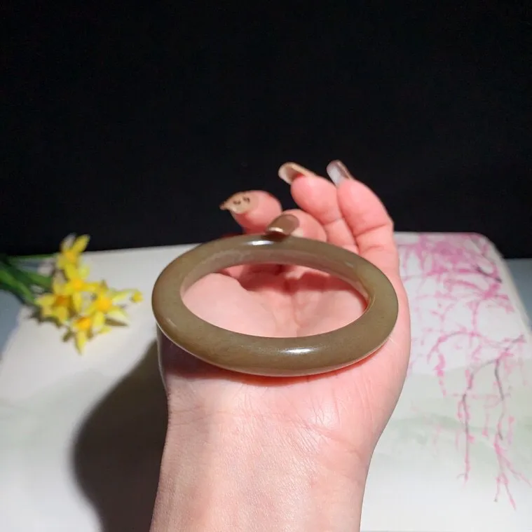 和田玉53圈口且末糖手镯！玉质细腻油润 底色纯净 无裂无杂 脂粉好，品质高。