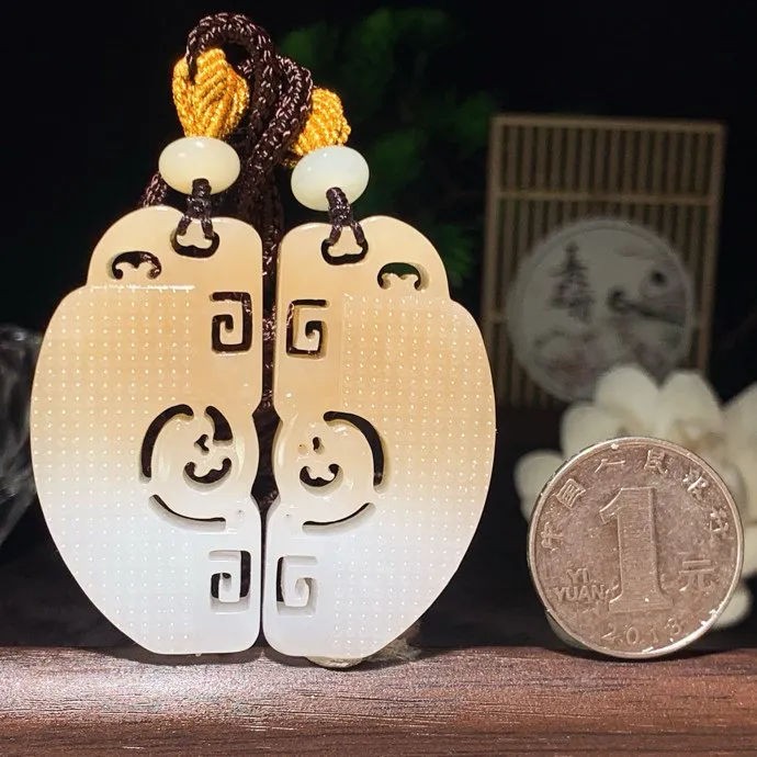 一对价！新疆和田玉白玉且末糖仿古龙凤对挂件 尺寸48/24/9重49克。玉质细腻油润。手推出油。佩戴高端典雅。lt260209