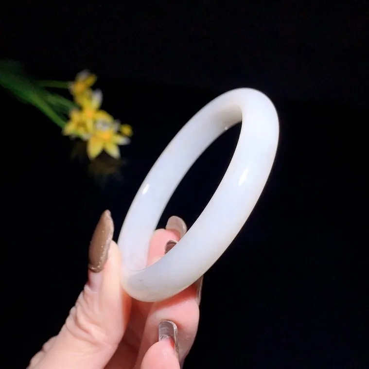 和田玉57圈口白玉漂花手镯！玉质细腻油润 底色纯净 无裂无黑 脂粉好，品质好！