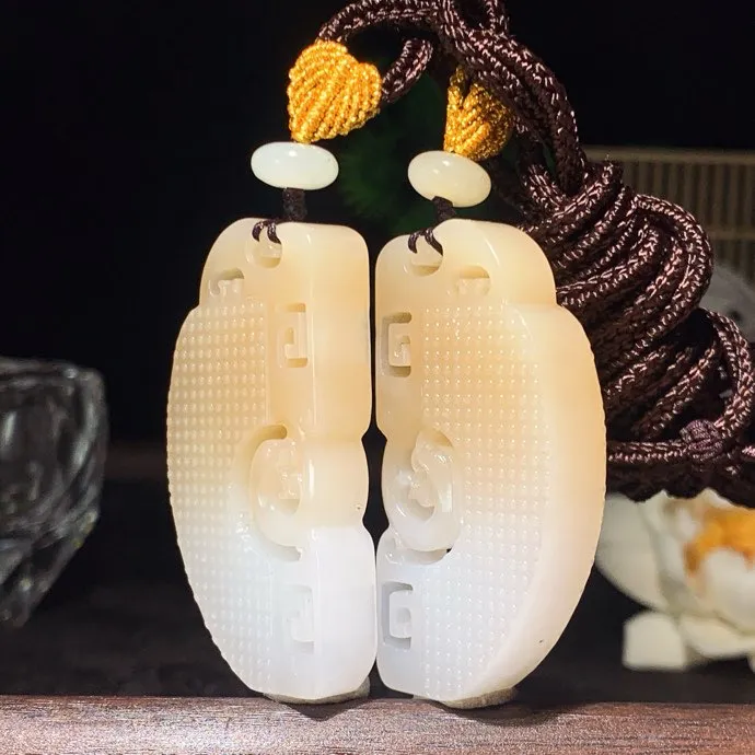 一对价！新疆和田玉白玉且末糖仿古龙凤对挂件 尺寸48/24/9重49克。玉质细腻油润。手推出油。佩戴