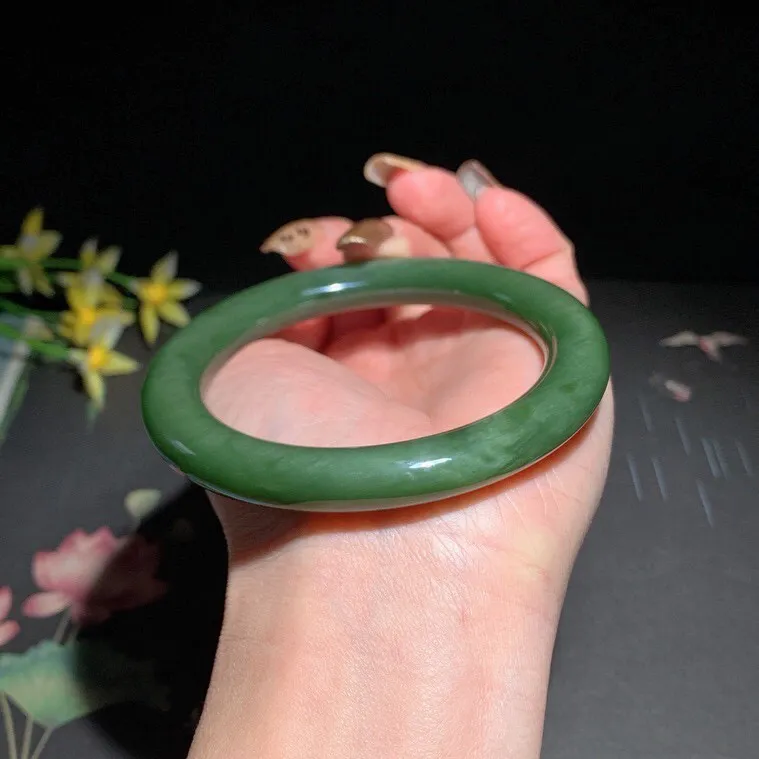 和田玉60圈口冰底菠菜绿猫眼圆条碧玉手镯！精品细料，玉质细腻油润 底色纯净 无裂无杂 脂粉好，品质高