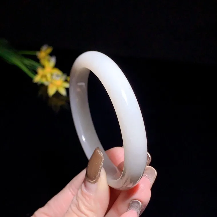 和田玉57圈口白玉漂花手镯！玉质细腻油润 底色纯净 无裂无黑 脂粉好，品质好！