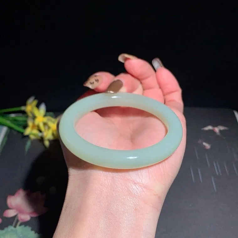 和田玉54.5圈口且末蓝手镯！玉质细腻油润 底色纯净 无裂无杂 脂粉好，品质高。