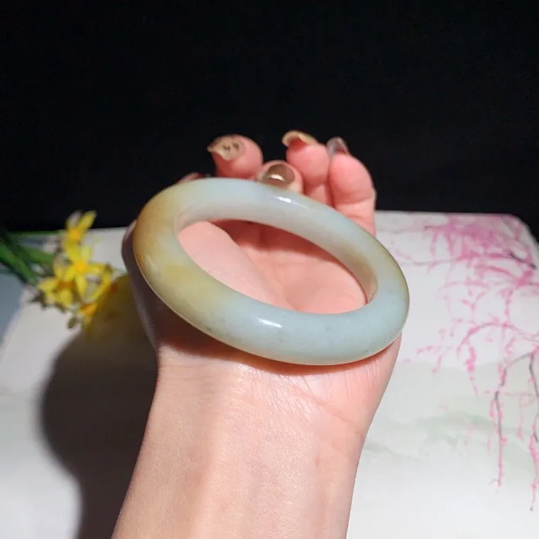 和田玉55圈口且末糖手镯！玉质细腻油润 底色纯净 无纹裂 脂粉好，品质高。