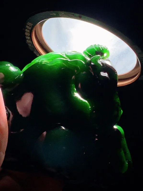 收藏级！和田玉菠菜绿俄罗斯红皮碧玉把件马上有钱挂件尺寸105/38/54重279克。玉质细腻油润。手推出油。品相大气。lt26209