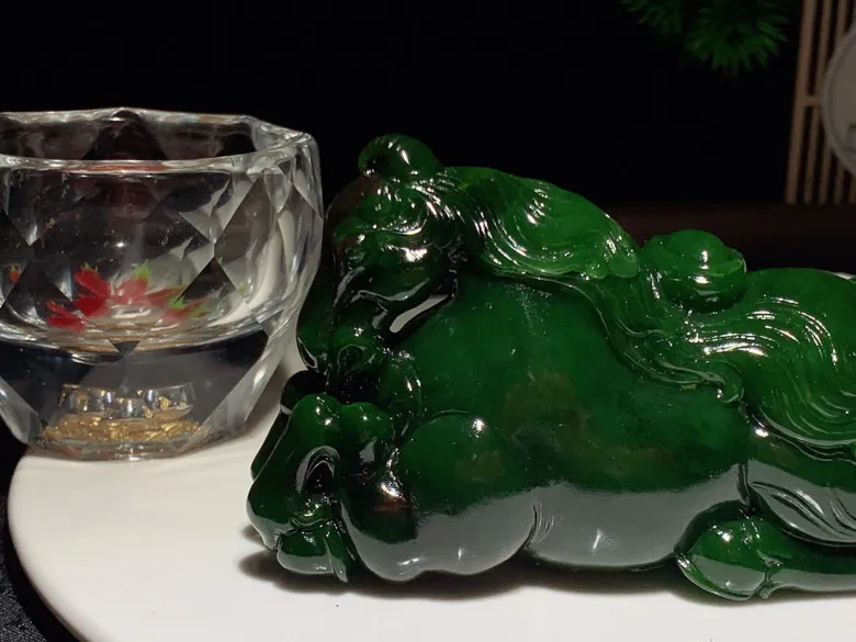 收藏级！和田玉菠菜绿俄罗斯红皮碧玉把件马上有钱挂件尺寸105/38/54重279克。玉质细腻油润。手推出油。品相大气。lt26209