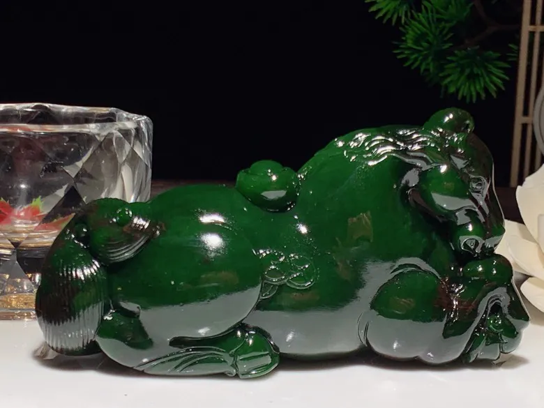 收藏级！和田玉菠菜绿俄罗斯红皮碧玉把件马上有钱挂件尺寸105/38/54重279克。玉质细腻油润。手