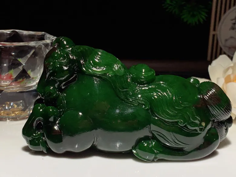 收藏级！和田玉菠菜绿俄罗斯红皮碧玉把件马上有钱挂件尺寸105/38/54重279克。玉质细腻油润。手推出油。品相大气。lt26209