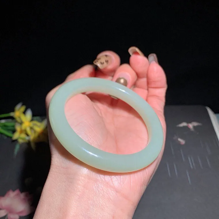 和田玉54.5圈口且末蓝手镯！玉质细腻油润 底色纯净 无裂无杂 脂粉好，品质高。