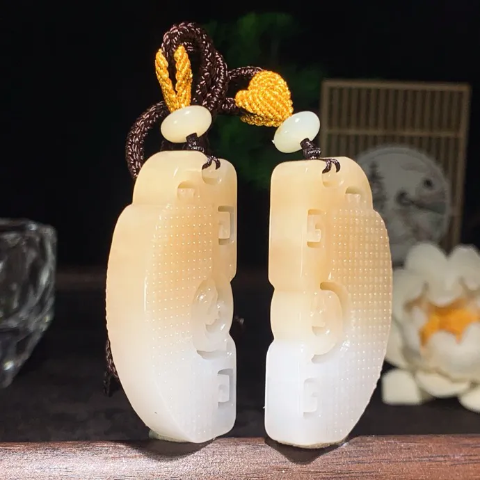 一对价！新疆和田玉白玉且末糖仿古龙凤对挂件 尺寸48/24/9重49克。玉质细腻油润。手推出油。佩戴高端典雅。lt260209