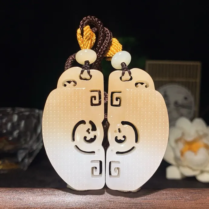 一对价！新疆和田玉白玉且末糖仿古龙凤对挂件 尺寸48/24/9重49克。玉质细腻油润。手推出油。佩戴高端典雅。lt260209