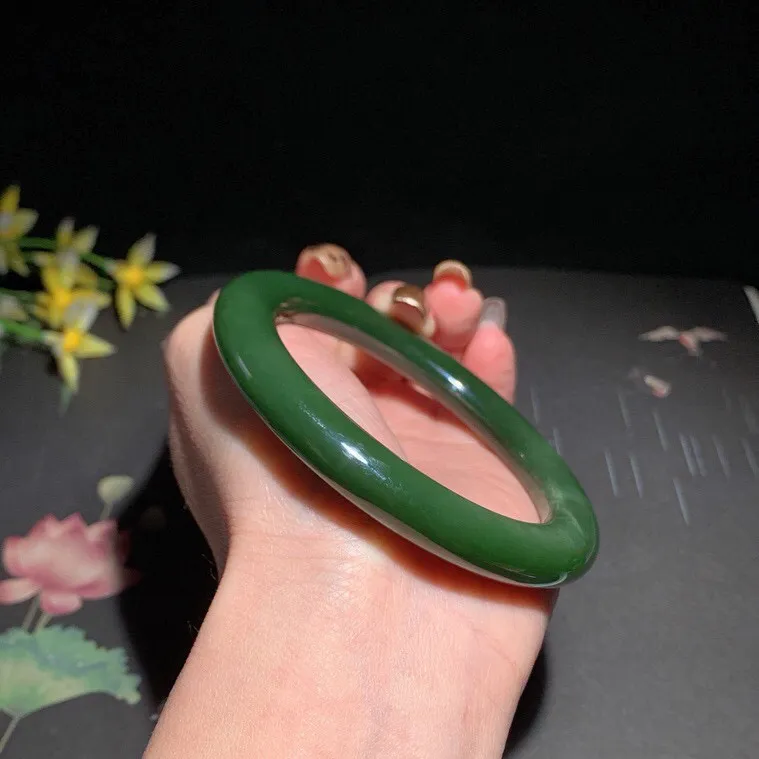 和田玉60圈口冰底菠菜绿猫眼圆条碧玉手镯！精品细料，玉质细腻油润 底色纯净 无裂无杂 脂粉好，品质高
