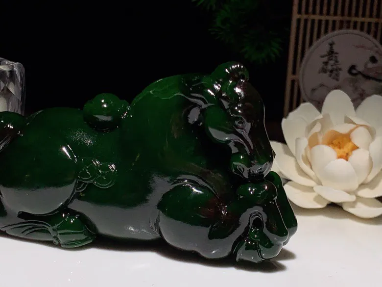 收藏级！和田玉菠菜绿俄罗斯红皮碧玉把件马上有钱挂件尺寸105/38/54重279克。玉质细腻油润。手