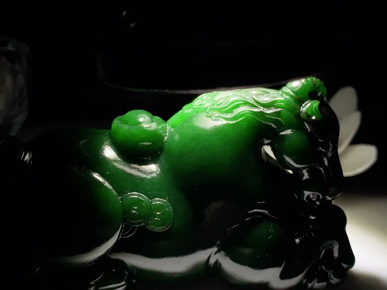 收藏级！和田玉菠菜绿俄罗斯红皮碧玉把件马上有钱挂件尺寸105/38/54重279克。玉质细腻油润。手推出油。品相大气。lt26209