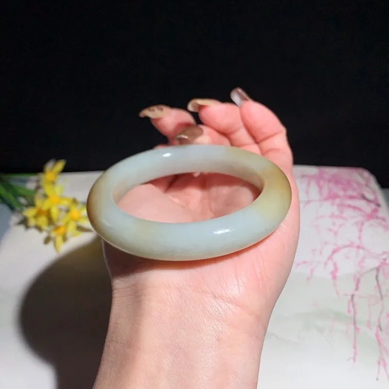 和田玉55圈口且末糖手镯！玉质细腻油润 底色纯净 无纹裂 脂粉好，品质高。