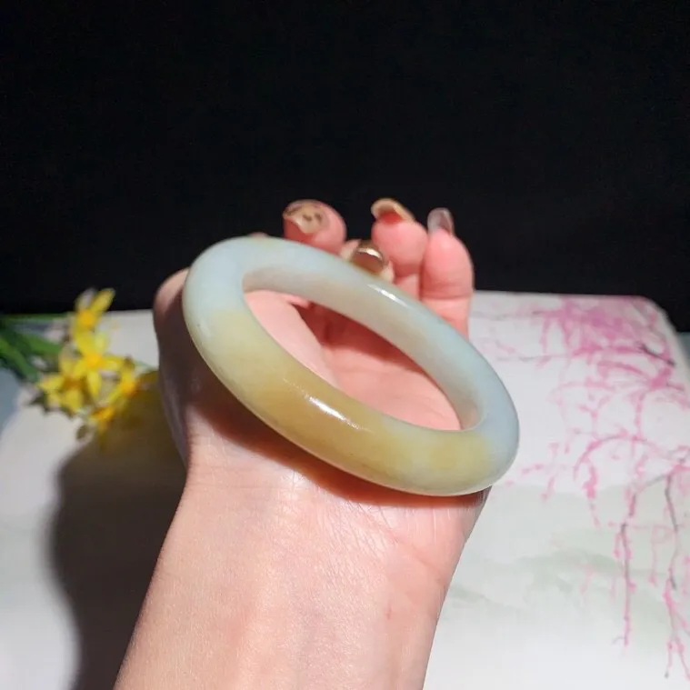 和田玉55圈口且末糖手镯！玉质细腻油润 底色纯净 无纹裂 脂粉好，品质高。