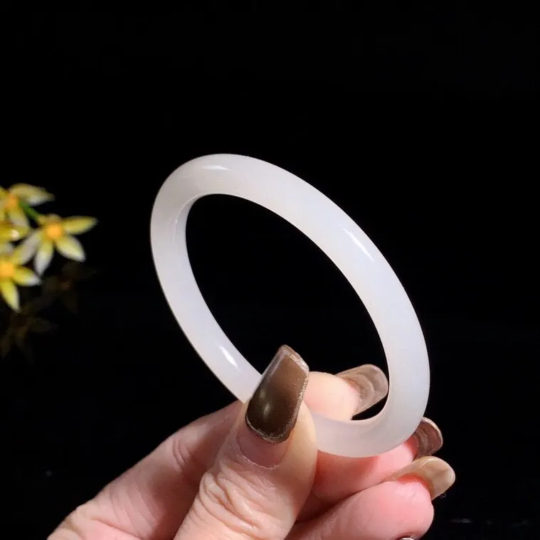 和田玉52圈口羊脂白圆条手镯！玉质细腻油润 底色纯净 无裂无杂 脂粉好，品质好！