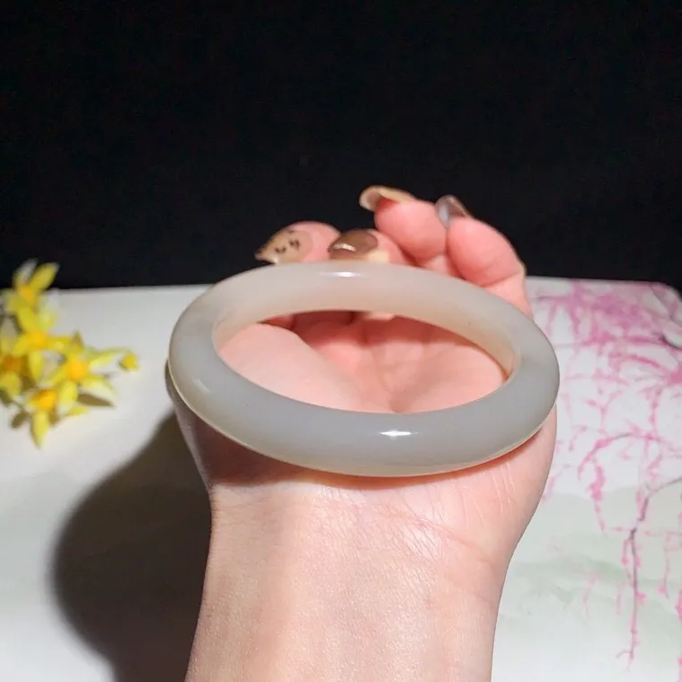 和田玉59圈口藕粉色漂紫双色手镯！玉质细腻油润 底色纯净 无裂无杂 脂粉好，品质好！