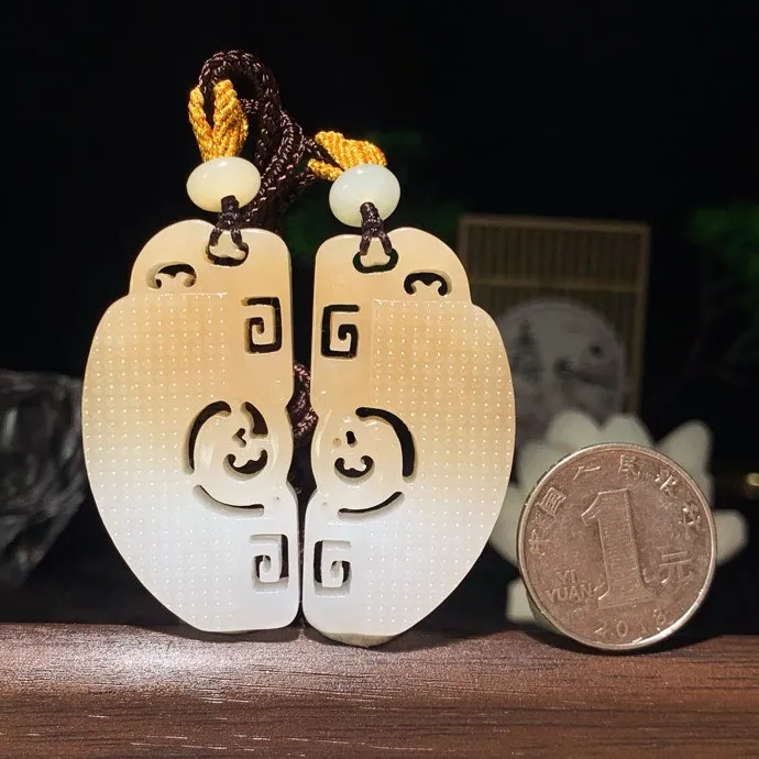 一对价！新疆和田玉白玉且末糖仿古龙凤对挂件 尺寸48/24/9重49克。玉质细腻油润。手推出油。佩戴高端典雅。lt260209