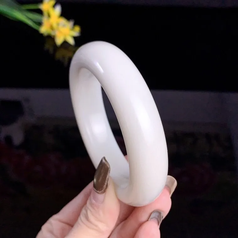 和田玉58.5圈口羊脂白宽条手镯！玉质细腻油润 底色纯净 无裂无黑 脂粉好，品质好！