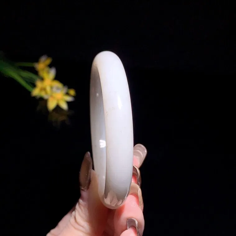 和田玉57圈口白玉漂花手镯！玉质细腻油润 底色纯净 无裂无黑 脂粉好，品质好！