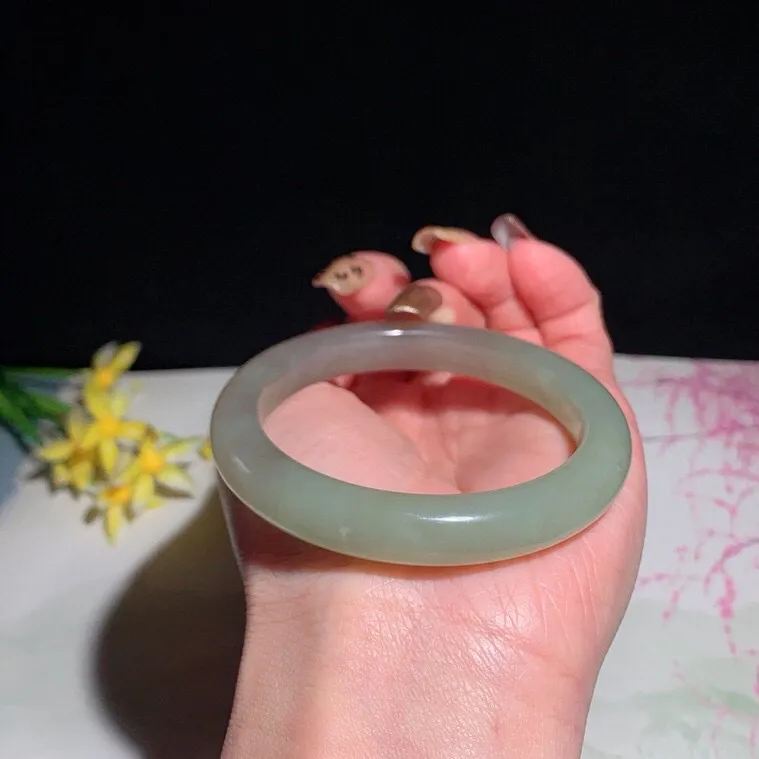 和田玉54圈口紫罗兰色手镯！玉质细腻油润 底色纯净 无裂无黑 脂粉好，品质高。