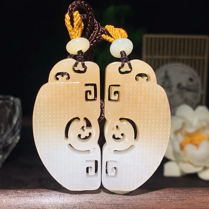 一对价！新疆和田玉白玉且末糖仿古龙凤对挂件 尺寸48/24/9重49克。玉质细腻油润。手推出油。佩戴高端典雅。lt260209