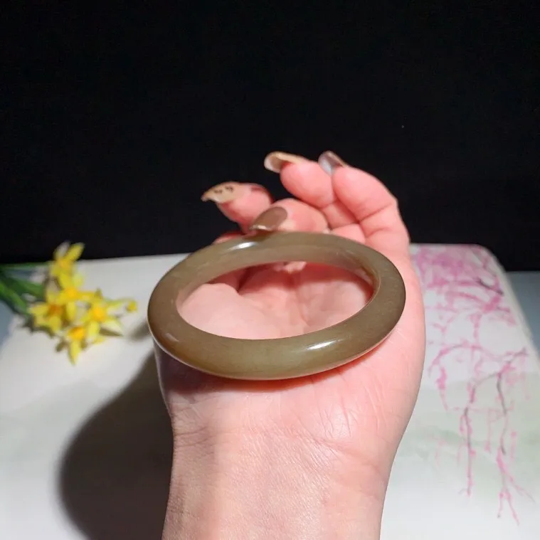 和田玉53圈口且末糖手镯！玉质细腻油润 底色纯净 无裂无杂 脂粉好，品质高。