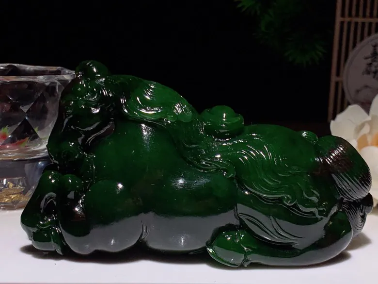 收藏级！和田玉菠菜绿俄罗斯红皮碧玉把件马上有钱挂件尺寸105/38/54重279克。玉质细腻油润。手推出油。品相大气。lt26209